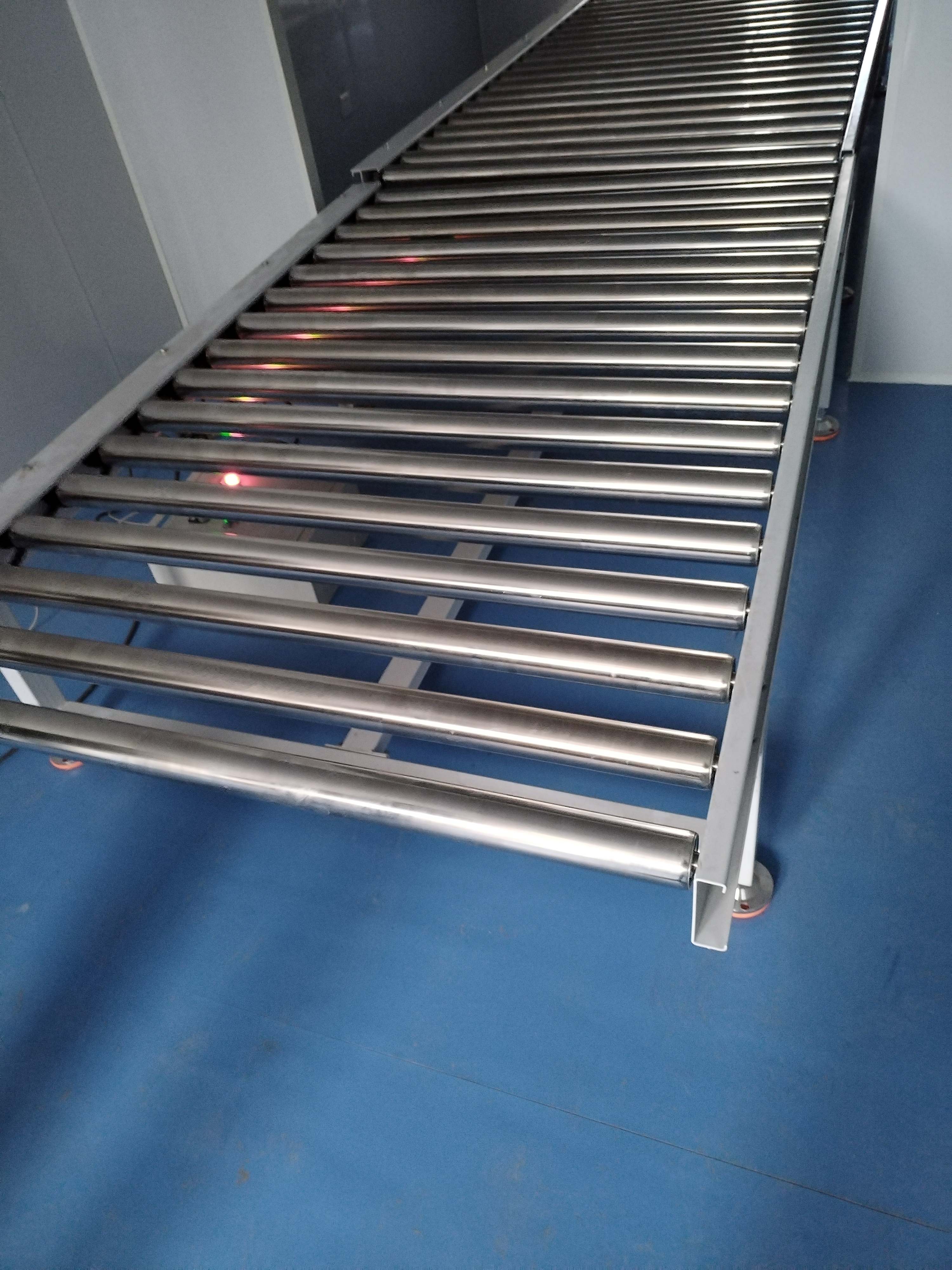 滾筒輸送機特點，青島樂途行工業(yè)設備有限公司